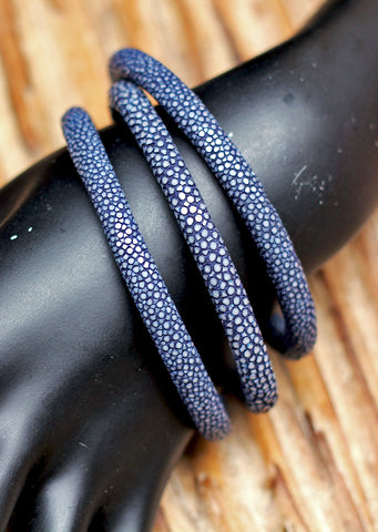 STINGRAY BRACELET "navy blue" color with magnetic cuff