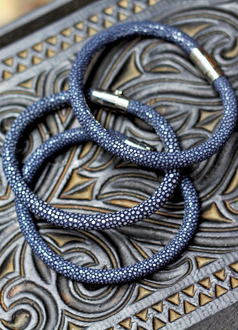 STINGRAY BRACELET "navy blue" color with magnetic cuff
