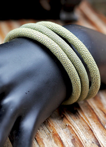 STINGRAY BRACELET "light grey" color with magnetic cuff