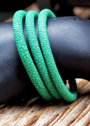 STINGRAY BRACELET "malachite green" color with magnetic cuff